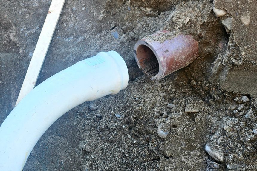Excavation et connexion de drain.
