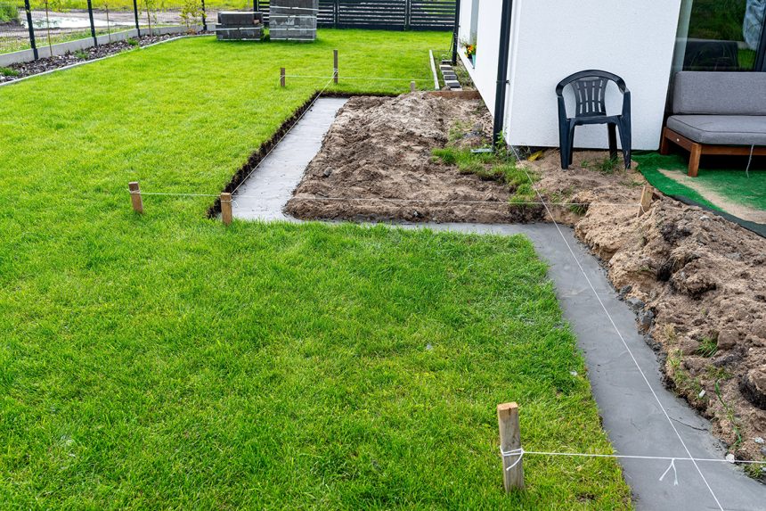 Excavation pour trottoir et terrassement.