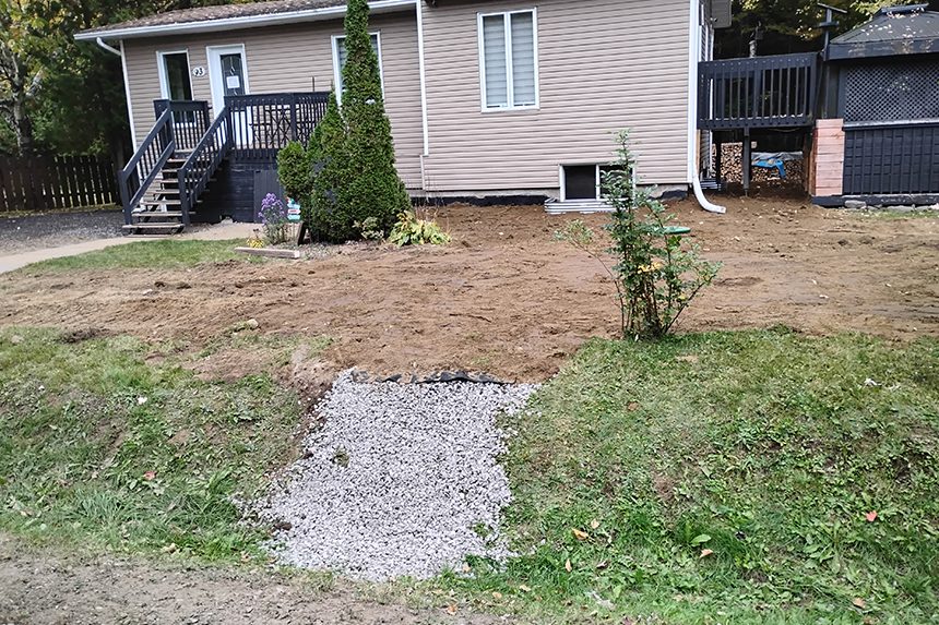 Terrassement de terrain après la pose d'un drain au Lac St-Charles Québec Lévis.